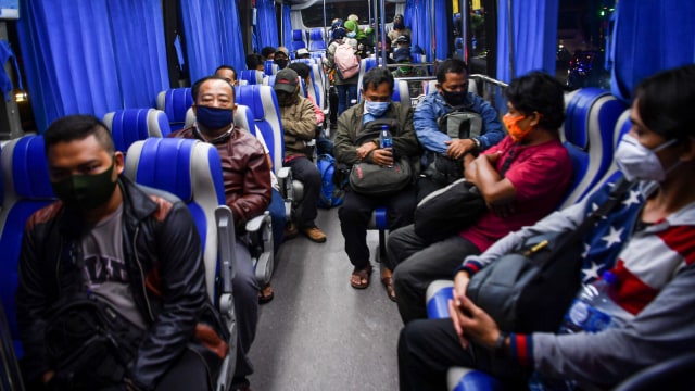 Sejumlah calon pemudik yang terjaring razia penyekatan di Pintu Tol Cikarang Barat, Bekasi, Jawa Barat, Kamis (21/5). Foto: ANTARA FOTO/Nova Wahyudi