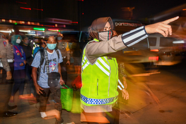 Petugas kepolisian mengarahkan calon pemudik yang terjaring razia penyekatan di Pintu Tol Cikarang Barat, Bekasi, Jawa Barat, Kamis (21/5). Foto: ANTARA FOTO/Nova Wahyudi