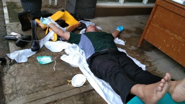 Tri Hartono, seorang tenaga medis yang kelelahan diduga akibat dehidrasi. Foto: Twitter/@sayangbolekok
