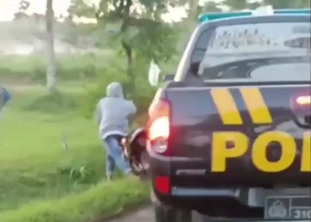 Pebalap liar yang mencoba menghindari kejaran Polisi dengan mendorong motornya. Foto: Instagram/ @wahanabalap