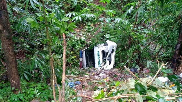 Satu unit ambulans yang membawa satu jenazah jatuh ke jurang di Kabupaten Buleleng, Bali, Kamis (21/5). Foto: Dok. Polres Buleleng