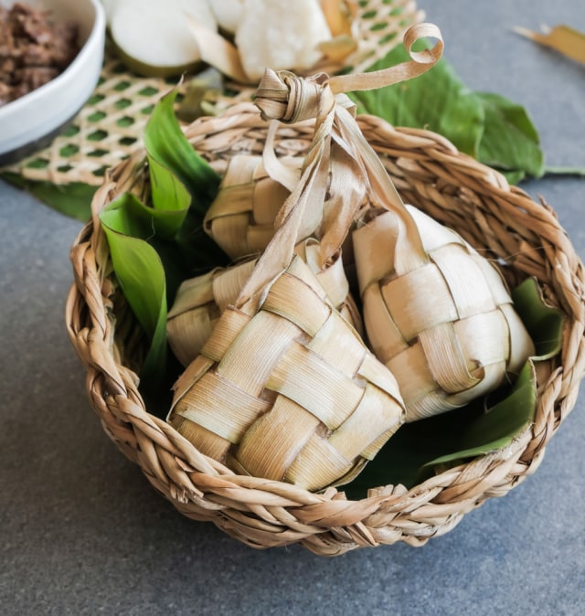 Ketupat jadi hidangan wajib saat Lebaran. Foto: Shutterstock