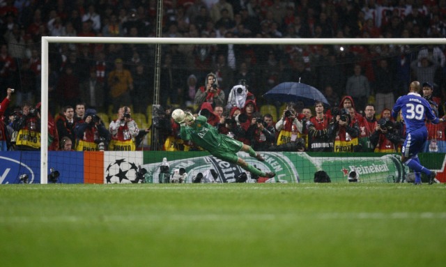 Edwin van der Sar menepis tendangan penalti Nicolas Anelka di Final Liga Champion 2008. Foto: AFP/Adrian Dennis