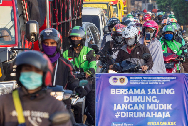 Sejumlah kendaraan memadati jalan menuju titik pemeriksaan pemudik di perbatasan Karawang-Bekasi, Jawa Barat, Jumat (22/5/2020). Foto: ANTARA FOTO/M Ibnu Chazar