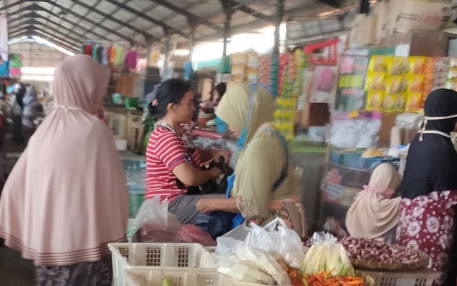 Aktivitas pedagang Pasar Pagi Kota Tegal. (Foto: Dok. PanturaPost)