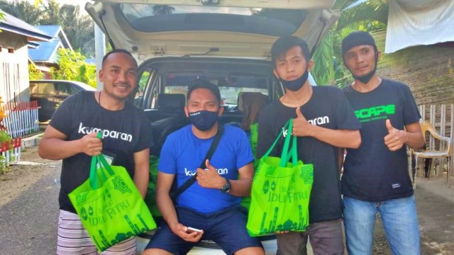 Tim banthayo.id menyalurkan paket bantuan pangan dari kumparanDerma x DCODE di sejumlah wilayah di Gorontalo. Jumat, (22/5). Foto: Dok banthayo.id