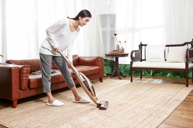 Ilustrasi ibu sedang membersihkan karpet.  Foto: Shutterstock