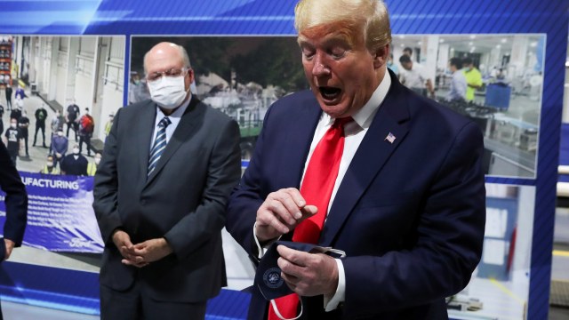 Donald Trump kunjungi pabrik Ford Rawsonville Components Plant yang memproduksi ventilator, masker dan pasokan medis di Ypsilanti, Michigan, AS. Foto: REUTERS/Leah Millis