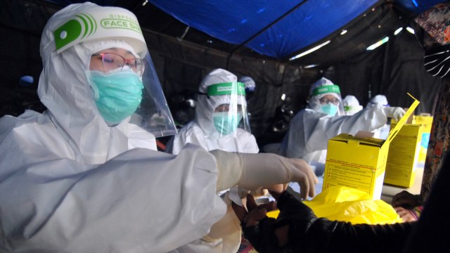 Ilustrasi petugas medis penanganan virus corona. Foto: ANTARA FOTO/Arif Firmansyah