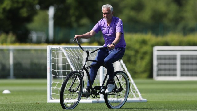 Jose Mourinho di tengah sesi latihan Tottenham Hotspur. Foto: Instagram/ @SpursOfficial