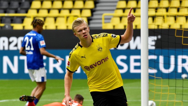 Erling Haaland mencetak gol buat Borussia Dortmund di laga melawan Schalke 04.  Foto: Martin Meissner/Pool via REUTERS 