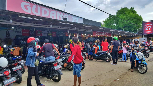 Salah satu toko non pangan di Kota Gorontalo yang bubarkan petugas. Jumat, (22/5). Foto: Dok banthayo.id (Wawan Akuba)