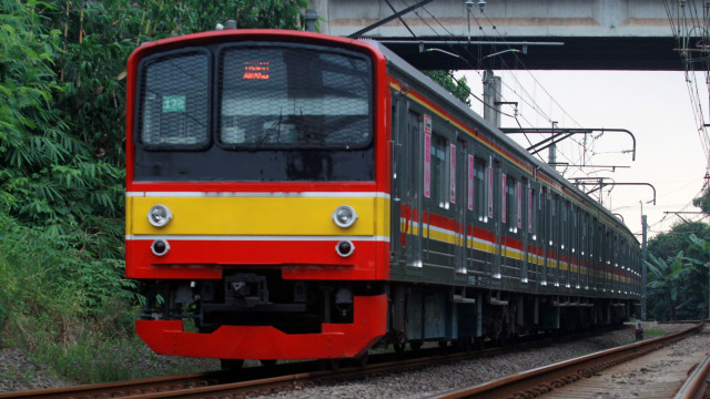 Rangkaian KRL Commuter Line melintas di kawasan Bintaro, Tangerang Selatan, Banten.  Foto: ANTARA FOTO/Muhammad Iqbal