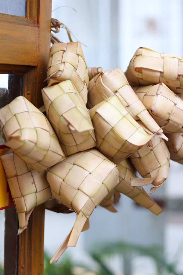 Ilustrasi menggantungkan ketupat Foto: dok.Shutterstock