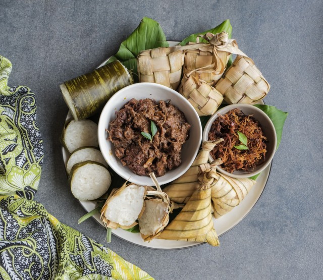 Ilustrasi makanan khas Indonesia dengan bungkus daun. Foto: dok.Shutterstock