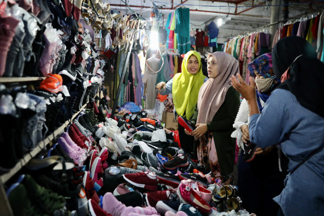 Pengunjung di Pasar Aceh, Banda Aceh. Foto: Suparta/acehkini