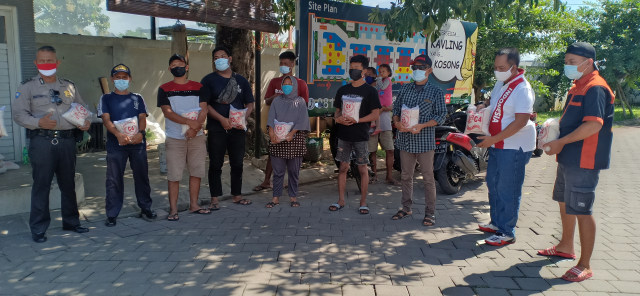 Para pekerja sektor buruh PHK hingga juru parkir menjadi sasaran ribuan paket sembako dari Lembaga Swadaya Masyarakat (LSM) Lapaan, Jawa Tengah.