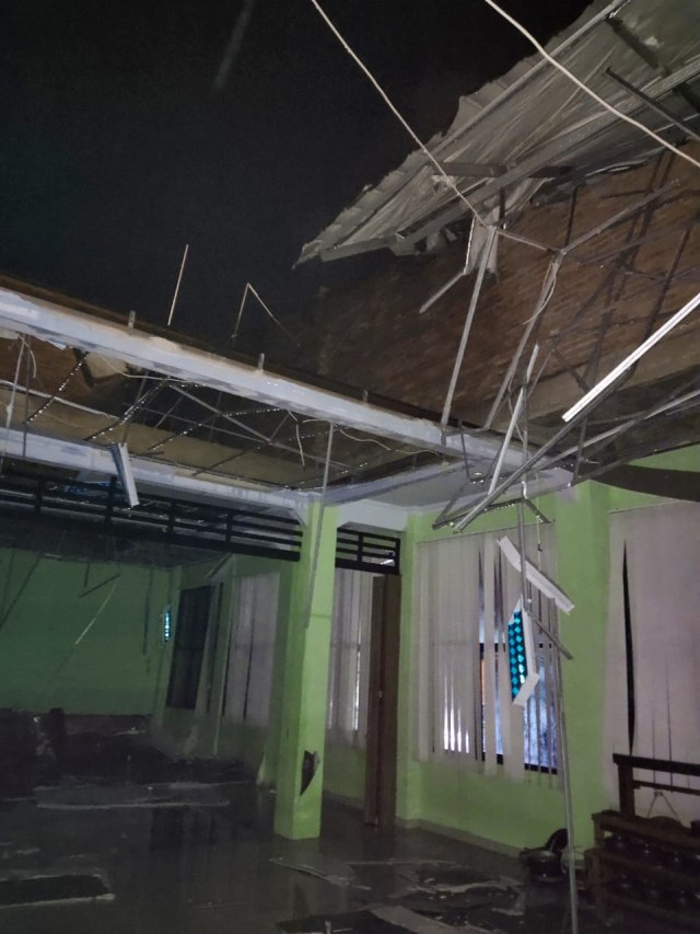 Atap bangunan SMP Negeri 22 Bandar Lampung lepas diduga akibat puting beliung, Jumat (22/05) | Foto: Ist