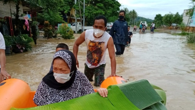 Petugas evakuasi warga yang terdampak banjir di Juppandang, Enrekang, Kabupaten Enrekang, Sulawesi Selatan, Jumat (22/5).  Foto: Dok. BNPB