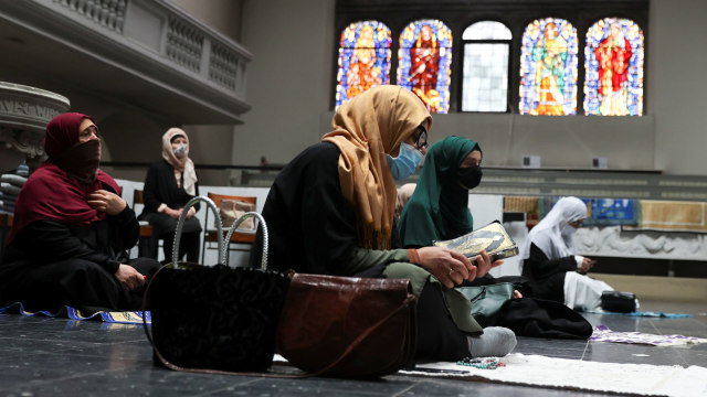 Umat muslim melaksanakan ibadah salat Jumat di dalam Gereja Martha Lutheran, Berlin, Jerman. Foto: Reuters/FABRIZIO BENSCH