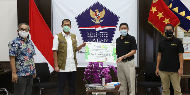 Kepala BNPB Doni Monardo (tengah kiri) menerima donasi dari PT Pegadaian (Persero), Senin, (19/5/20) (HUMAS BNPB/M Arfari Dwiatmodjo)