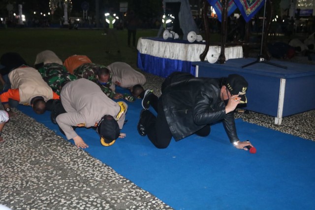 Wali Kota Tegal bersama Forkopimda melakukan sujud syukur setelah PSBB ditutup, Jumat (22/5/2020). (Foto: Dok. Humaa Pemkot Tegal)