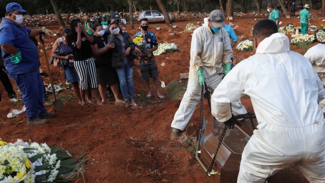 Pemakaman jenazah saat wabah virus corona di Brasil. Foto: Reuters/AMANDA PEROBELLI