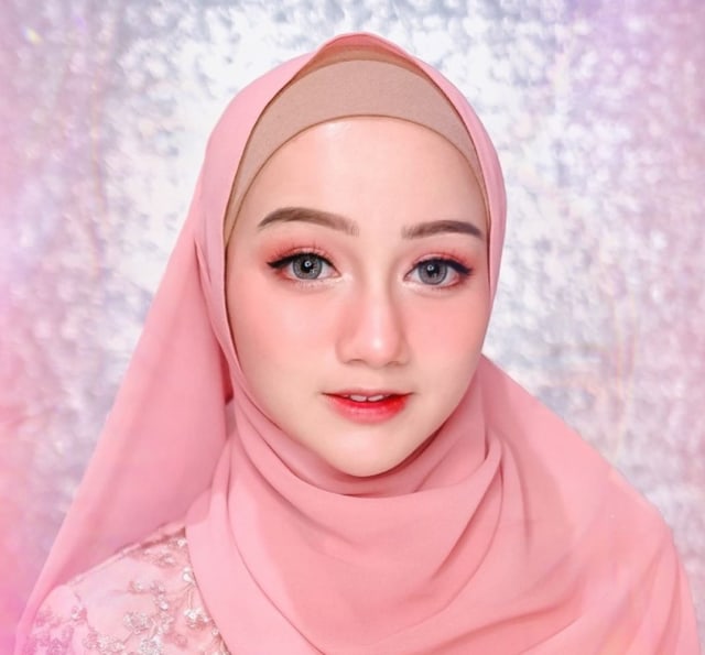 Tips Make Up wisuda hijab Youthful dengan Ombre Lips