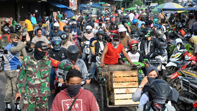 Anggota TNI AD bersama Satpol PP Kota Bogor mengatur arus lalu lintas di kawasan Pasar Anyar, Kota Bogor, Jawa Barat. Foto: ANTARA FOTO/Arif Firmansyah