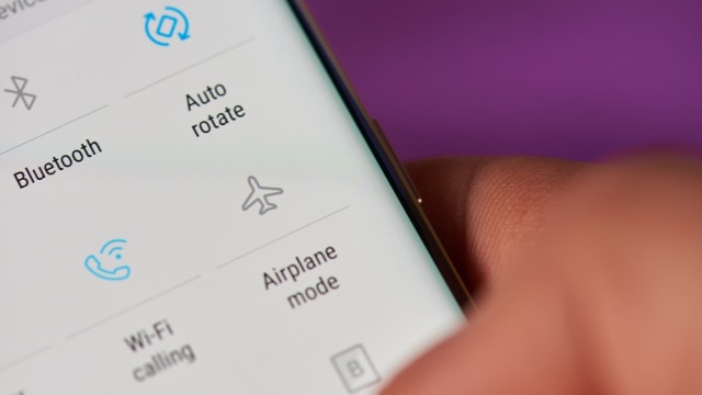 Fitur Airplane Mode atau modus pesawat terbang di ponsel Foto: Shutterstock