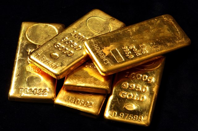 Harga emas cenderung melejit setiap terjadi resesi ekonomi. Foto: Shutter Stock