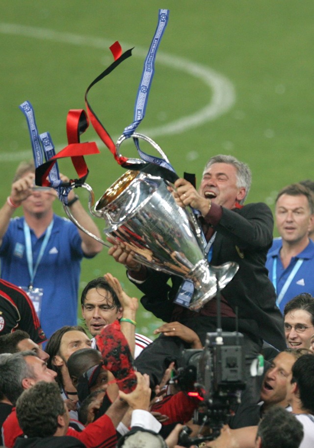 Ancelotti and those beautiful creatures. Foto: ARIS MESSINIS / AFP