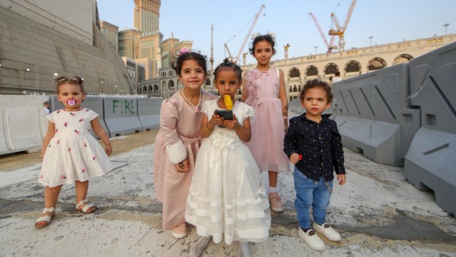 Anak-anak bermain di hari Idul Fitri di Arab Saudi. Foto: AFP