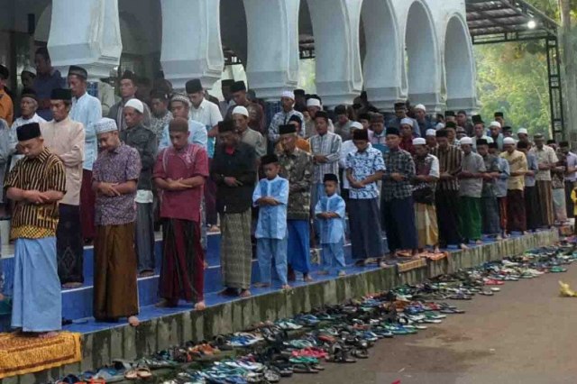 Jemaah Pesantren Mahfilud Dluror Jember Salat Id, Sabtu (23/5). Foto: Antara/Zumrotun Solichah
