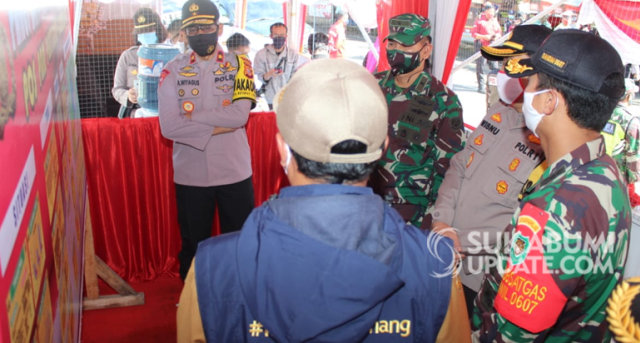 Wali Kota Sukabumi Achmad Fahmi mendampingi kunjungan Wakapolda Jabar dan Kasdam III Siliwangi ke pos check point PSBB dan pos PAM Ketupat lodaya. | Sumber Foto:Humas Kota Sukabumi