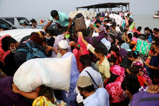 Foto: Di Tengah Pandemi Corona, Warga Bangladesh Rela Berdesakan untuk Mudik (18299)