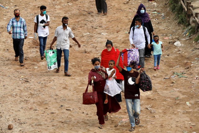 Foto: Di Tengah Pandemi Corona, Warga Bangladesh Rela Berdesakan untuk Mudik (18297)