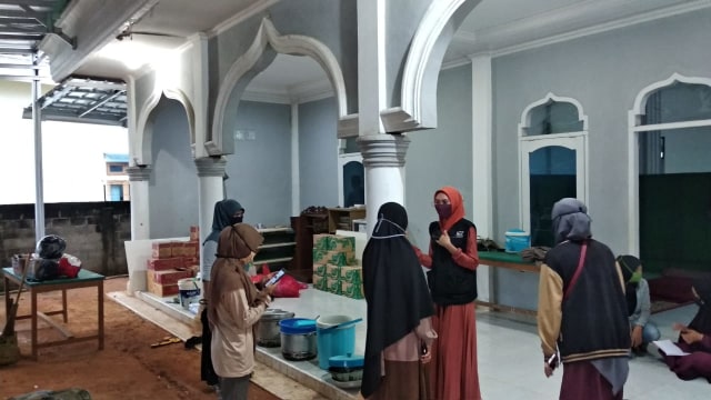 Dapur umum bersama ACT Lampung di Tulang Bawang saat mulai melayani relawan dan warga, Sabtu (23/5) | Foto: Dok. ACT Lampung