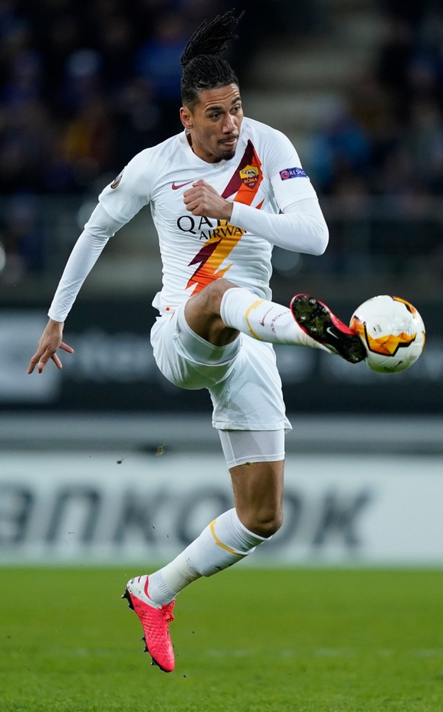 Chris Smalling beraksi di laga Liga Europa 2019/20 melawan Gent. Foto: AFP/Kenzo Tribouillard