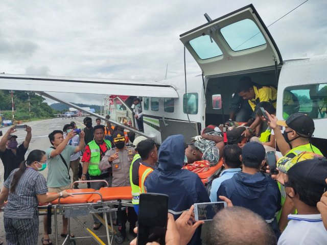 Evakuasi korban penembakan di Intan Jaya. (Dok: Polda Papua)
