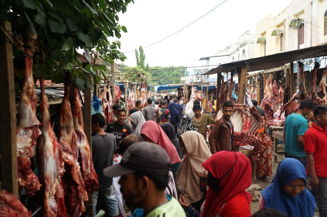 Suasana warga berburu daging tradisi Meugang di Pasar Inpres Lhokseumawe, Aceh, Sabtu (23/5). Foto: Mirza Baihaqie