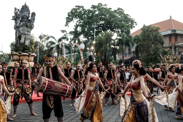 Para penari dan pemusik tengah menghibur wisatawan dalam acara festival  Foto: Dok. Kemenparekraf