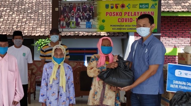 AQUA Keboncandi Salurkan Bantuan Paket Sembako untuk Warga Terdampak Covid-19 (32472)