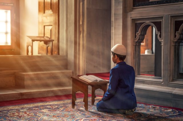 Foto Ilustrasi seorang anak laki-laki sedang membaca kitab suci Al-Quran | Photo from Pexels/Abdullah Ghatasheh