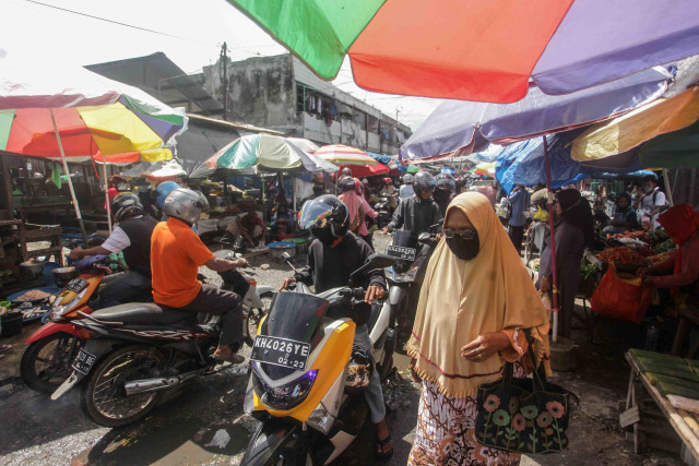 Sejumlah warga memadati kawasan Pasar Besar di Palangkaraya, Kalimantan Tengah, Sabtu (23/5). Foto: ANTARA FOTO/Makna Zaezar