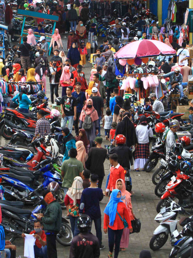 Sejumlah pengunjung memadati Pasar Tengah di Pontianak, Kalimantan Barat, Jumat (22/5). Foto: ANTARA FOTO/Jessica Helena Wuysang