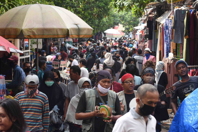 Warga berbelanja di Pasar Jatinegara di tengah penerapan Pembatasan Sosial Berskala Besar (PSBB) di Jakarta, Jumat (22/5). Foto: ANTARA FOTO/Indrianto Eko Suwarso
