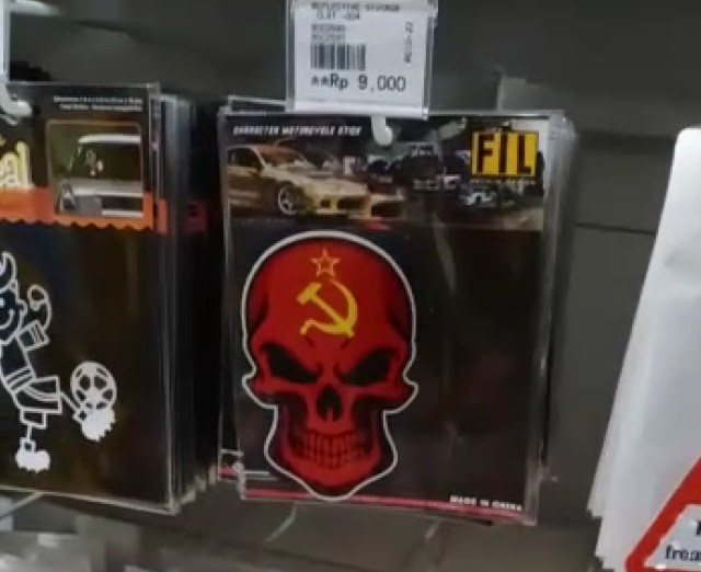 Stiker dengan logo palu arit yang ditemukan di jual di salah satu toko di Palembang. (foto: dok. istimewa)