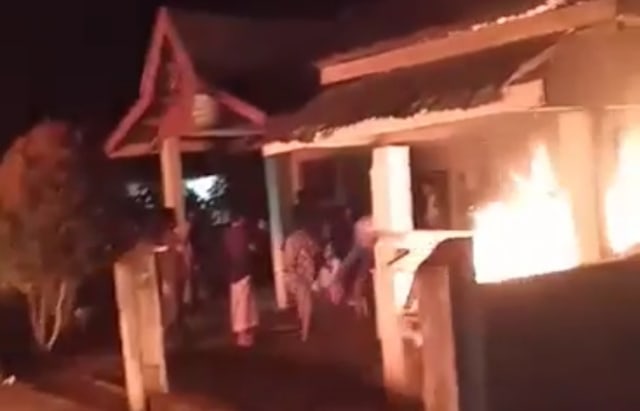 Warga bakar Posko COVID-19 dan rusak Kantor Desa lantaran BLT dinilai tak tepat sasaran. Foto: Jambikita.id