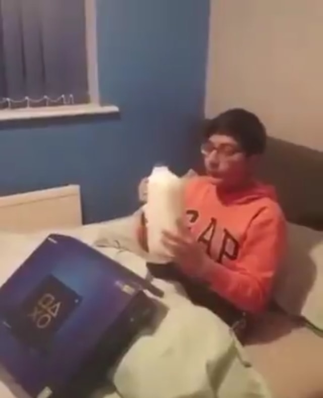 Viral video sang kakak prank adik dengan memberi sebotol susu. (Foto: Twitter/Tangkapan Layar @NoContextHumans)